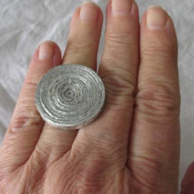 Wunderschöner Statement-Ring, handgefertigt, Papier