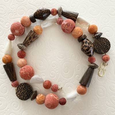 Korallen Kette mit Perlmutt und Holz, 67 cm lang, Schaumkoralle und afrikanisches Holz, Geschenk Frau, bunte Kette