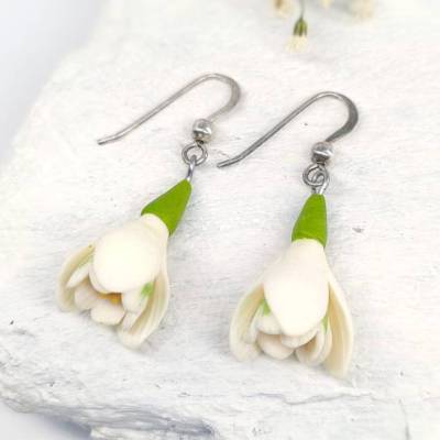Schneeglöckchen Ohrringe aus Polymer Clay mit Sterlingsilber Ohrhaken, hängende weiße Blumen