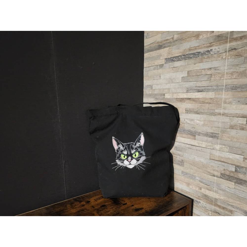 Katzengesicht Grumpy Lichteffekt Stickdatei 10x10cm – Perfekt für schwarze Stoffe Bild 10