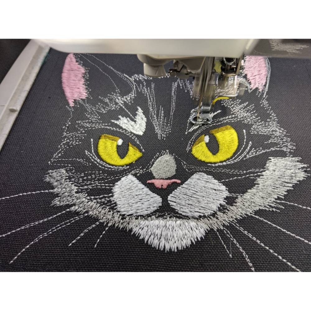 Katzengesicht Grumpy Lichteffekt Stickdatei 10x10cm – Perfekt für schwarze Stoffe Bild 2