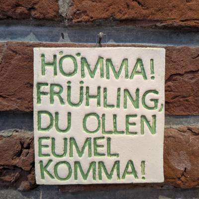Handgefertigte Fliese "Frühling" aus Ton – Grüne Glasur, 10 x 10 cm, Unikat