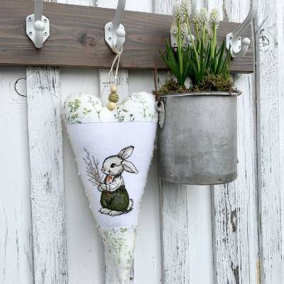 XL Stoffherz Hase Frühling – Handgemachtes Dekoherz in Grün & Altweiß mit Stickerei