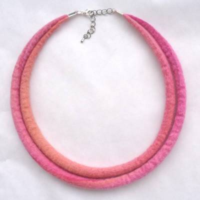 Filz Halskette handgefärbt Gr.M/49cm, Filzschmuck Damen, Filzkette doppelreihig, rosa, apricot, pink