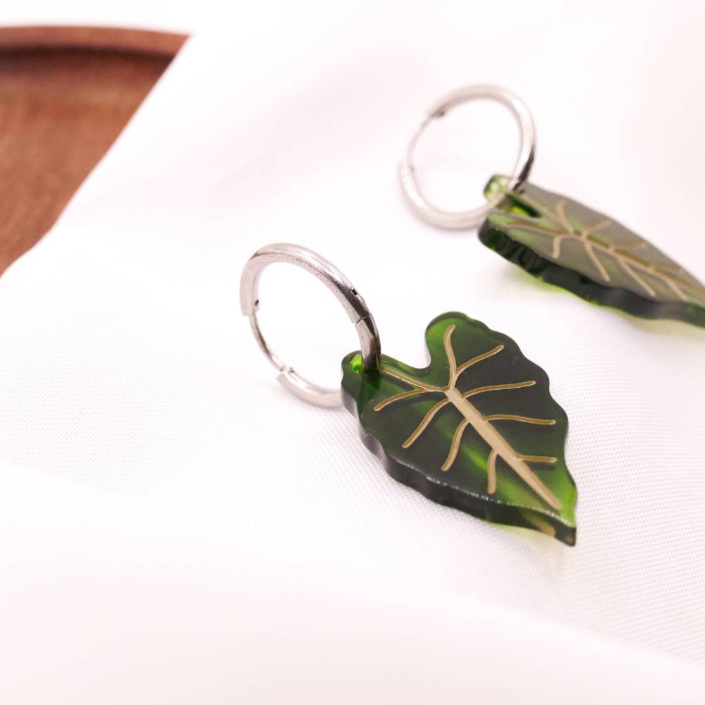 monstera ohrringe Schöne helle Ohrstecker in Perlmuttfarben mit Blättern in Schildpattoptik  von AmuseToi main image 1