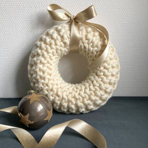 Eleganter Wollkranz Creme Weiß – Handgefertigte Hygge Home Deko aus Wollmix I Tür- und Wandkranz, Tischschmuck I Unikat
