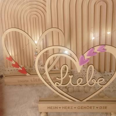 Herz aus Birkenholz mit gravierten Ständer und Inschrift Glasstein