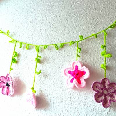 Gehäkelte Blüten Girlande 62 cm breit Frühlingsdeko Fensterdeko Wanddeko