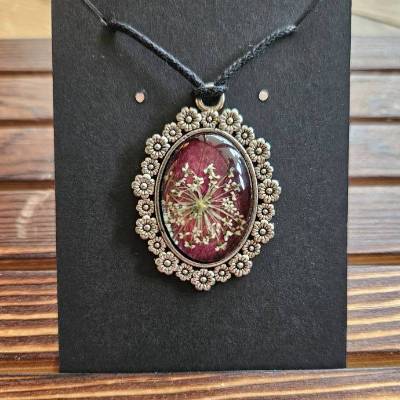 Halskette Wilde Möhre auf Rose | Silber & Rot | Ovaler Blütenrahmen | Echte gepresste Blumen| Baumwollband verstellbar |