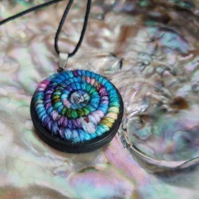 Halskette,  Anhänger mit gehäkelter Wollspirale und Perle für alle Wollliebhaber