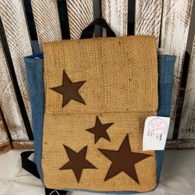 Schicker, ausgefallener Upcyclingrucksack aus einem ausrangierten Kaffeesack und einer Jeans