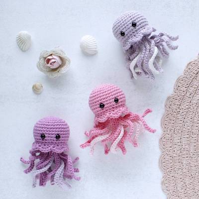 Blumen-Qualle – handgehäkelte Amigurumi Qualle in Rosa, Flieder oder Orchidee