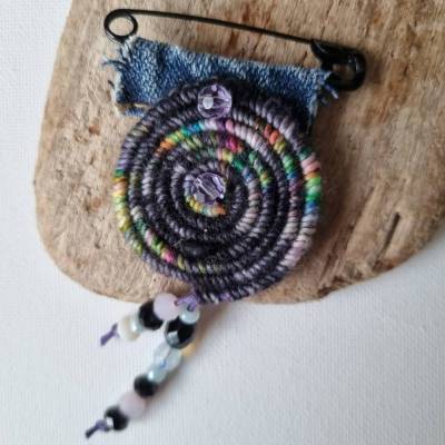 Textilschmuck, eine Häkelspirale aus wunderschöner Wolle  als Anstecknadel, Sicherheitsnadelschmuck extravagant