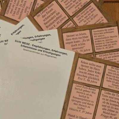5 verschiedene Karten mit Empfehlungen, Erfahrungen, Erkenntnissen und Ermutigungen von Bewohnern aus Pflegeheimen