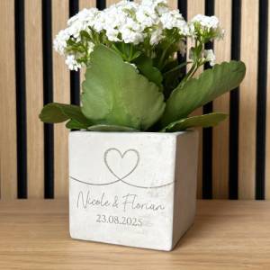 Blumentopf Beton-Optik personalisiert mit Herz, Namen & Datum – Hochzeitsgeschenk & Jahrestag