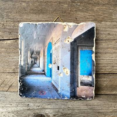 Fotografie auf Travertin – Lost Place Durchgang | Kleine Wandkunst aus Naturstein