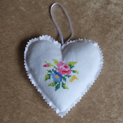 Genähtes Herz aus alter Mitteldecke mit gesticktem Blumenmuster – Upcycling & Handarbeit