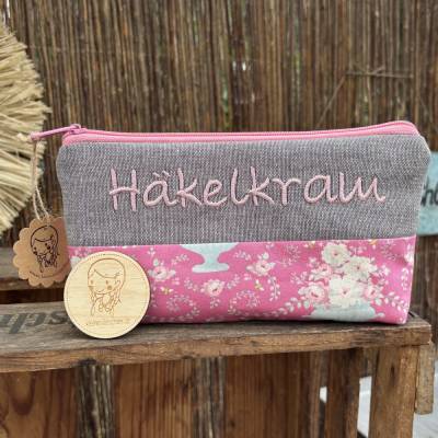 Häkelkram Mäppchen Tilda rosa-blau geblümt  – Schlampermäppchen, Stiftemappe, Federmappe, individuell