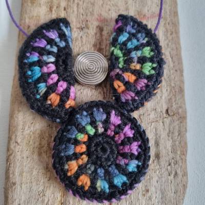 Häkelkette: bunte Häkelmandalas am Hals