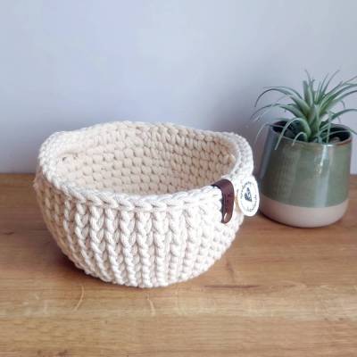 Häkelkorb wollweiß mit Holzboden – Handgemachter Aufbewahrungskorb aus Baumwolle