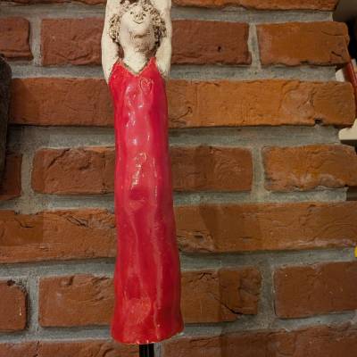 Handgefertigte Gartenkeramik „Hoch die Hände“ – Frostfeste Deko-Dame für den Garten