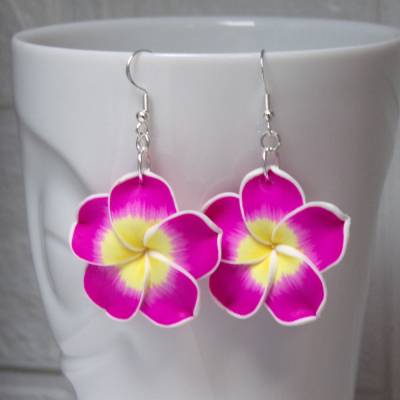 Hawaii Plumeria Ohrhänger – Kawaii Hibiscus Pink Frangipani, handgefertigt aus Polymer Clay, 925 Silber