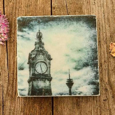 Düsseldorfer Pegeluhr auf Travertin – Handgemachter Untersetzer mit Rheinturm