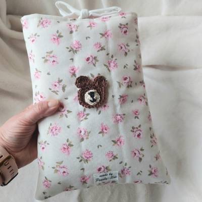 Buchhülle für große Taschenbücher Booksleeve quilted niedliche Hülle gesteppt, mit Teddy Rosen