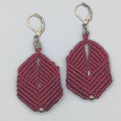 schlichte Makramee Ohrhänger in weinrot mit einer bronzefarbenen Metallperle