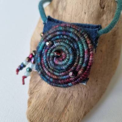 Einzigartiger Textilschmuck, Textilkette mit einer wunderschönen Wollspirale und Perlen