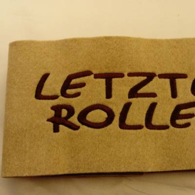 LETZTE ROLLE – Lustiger Klorollenverstecker aus besticktem Kunstfilz, Geschenkidee fürs Bad, 48