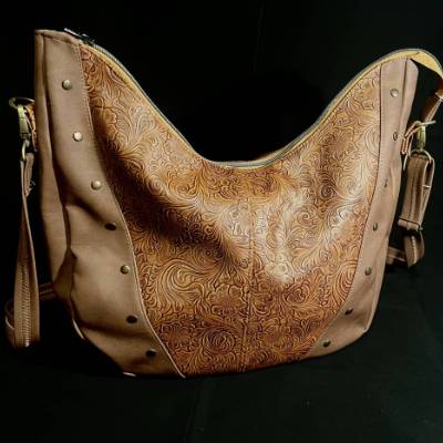 Countrystyle-große Umhängetasche aus geprägtem Kunstleder mit floralem Muster in braun