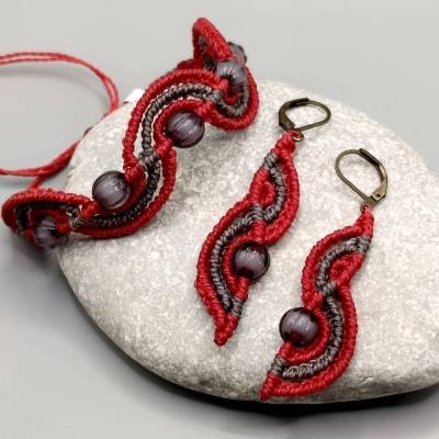 Makramee Schmuckset bestehend aus Armband und Ohrhänger in rot und lila mit facettierten Acrylperlen