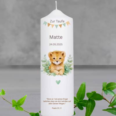 Taufkerze mit Löwenmotiv für Jungen und Mädchen besticht durch ein modernes und elegantes Design.