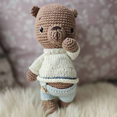 Handgehäkeltes Amigurumi  Bär mit Latzhose – Unikat aus Baumwolle, liebevoll gefertigt
