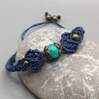 zierliches Makramee Armband in dunkelblau mit einer marmorierten Acrylperle und bronzefarbenen Metallperlen