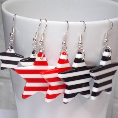 Stern Ohrringe gestreift rot schwarz weiß – 80er Acryl Statement mit 925 Silber Haken