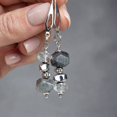 Asymmetrische Labradorit & Quarz Ohrringe – Geometrischer Edelsteinschmuck handgefertigt in Deutschland
