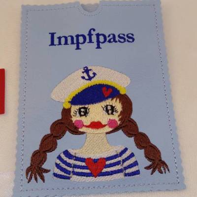 Individuelle Impfpasshülle aus besticktem Kunstleder – Handmade & personalisierbar, 12 x 15 cm