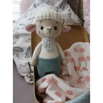 Handgehäkeltes Amigurumi Schaf mit Hose & Halstuch – Ein Unikat aus Baumwolle