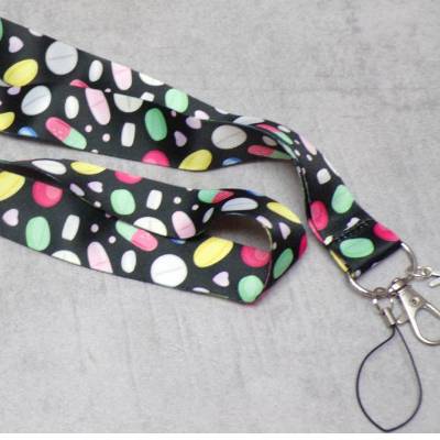 Pflege Schlüsselband schwarz – personalisierbares Lanyard mit Pillen-Motiv, beidseitig bedruckt, 2,5 cm breit