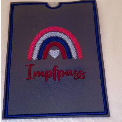 Regenbogen Individuelle Impfpasshülle aus besticktem Kunstleder – Handmade & personalisierbar, 12 x 15 cm