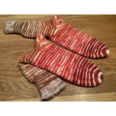 Handgestrickte Socken Gr. 39/40 Perfect Rainbow Rot/Brauntöne