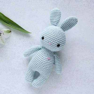 Handgemachter Häkelhase Mini hellblau – Kuscheltier aus Baumwolle – Osterhase