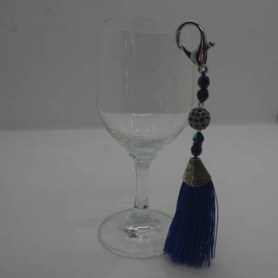 Charmanhänger mit blauer Metallkugel und Quaste
