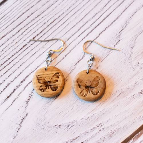 Eiche Ohrringe Schmetterling – Natur Holz Schmuck mit Edelstahl