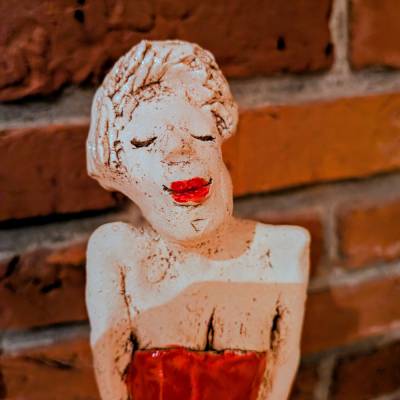 Handgefertigte Gartenkeramik Dame – Frostfest & dekorativ für den Garten