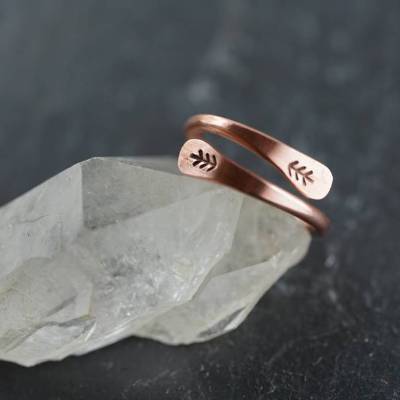 Handgemachter Kupferring mit Baumstempelung – Offener größenverstellbarer Mittelalter-Ring für Naturfreunde