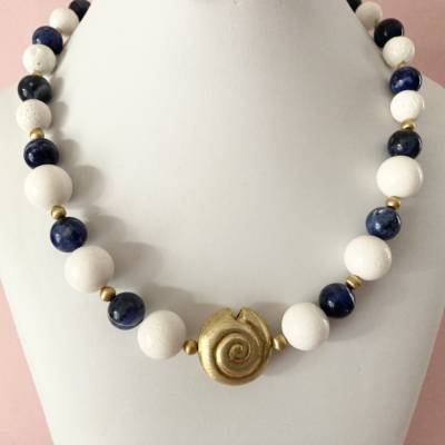Edelstein Kette Sodalith und Steinkoralle, 52 cm lang, mit großer Schnecke und Kugeln aus Si925 vergoldet, Geschenk Frau