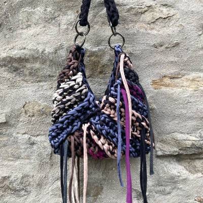 Ethno Crossbody & Festivaltasche – Dreieckige Häkeltasche mit Fransen & Boho-Style
